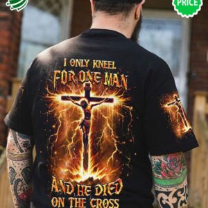 I Only Kneel For One Man And He Đie On The Cross Shirt, Hoodie